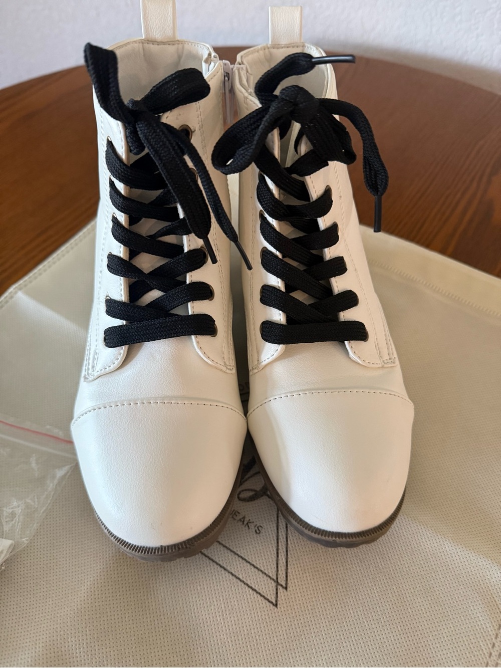 Pipperdoodles by Pip Squeakโs Girls White Lace-Up Ankle Boots with extras!